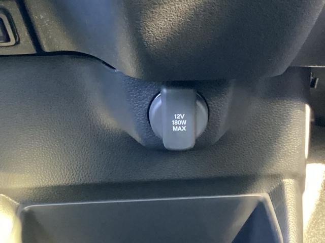 【アクセサリーソケット（電源ソケット）】電源からケーブルをつなげば、スマートフォンなどの電子機器の充電などを行うことができます！ゲーム機器や、カメラの充電にも便利ですね。