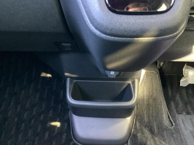 足元部分にはちょっとした小物を入れるのに便利な収納ＢＯＸもあります。