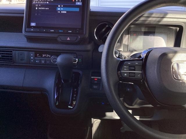 ステアリングの左側には、オーディオのスイッチが付いています