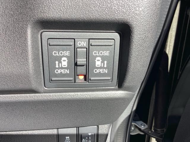 電動スライドドアの操作部分です。リアドアは左右ともに電動スライドドアになっています