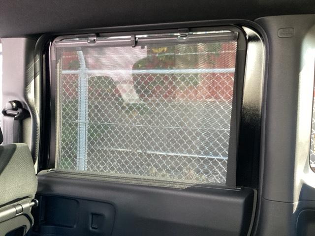 ロールサンシェードは日差しのまぶしさをやわらげ、プライバシーの保護にも役立ちます。