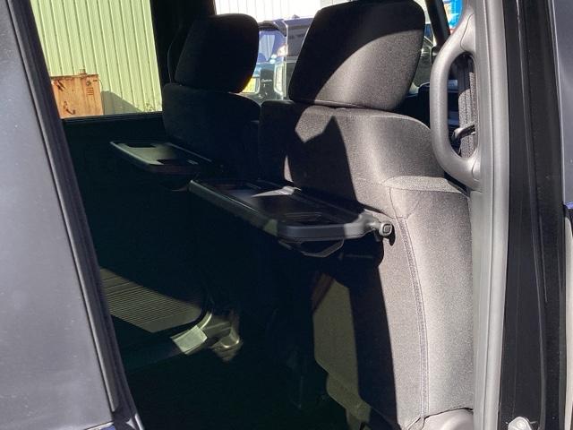 前席背面には格納式のテーブルを装備。カップホルダー付き。