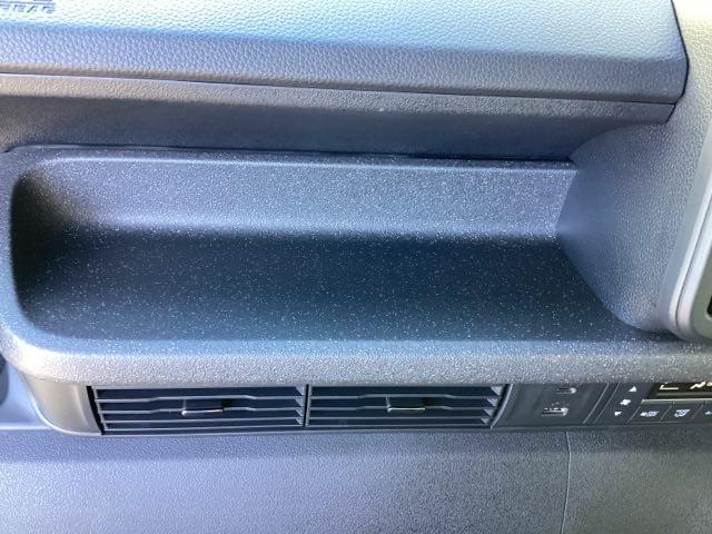 入れるものを限定せず、気軽に使える助手席前のトレー。走行中も落ちにくい形になっていてとても便利です。