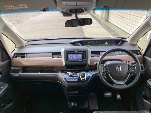 �^�]�Ȃ́A�傫�ȍ��ʂƕ�ݍ��ނ悤�Ȕw�����ꂪ�h���C�o�[�̐g�̑S�̂���������x���܂��B�㎿�ȃV�[�g�f�ނƍ���S�n�̂悢�N�b�V�������̗p���A�����Ԃ̉^�]��R�[�i�[�̑����������K�ł�