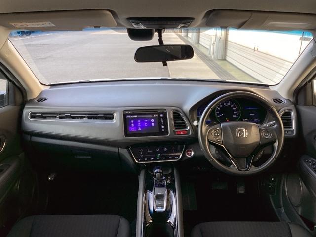 �^�]�Ȃ́A�傫�ȍ��ʂƕ�ݍ��ނ悤�Ȕw�����ꂪ�h���C�o�[�̐g�̑S�̂���������x���܂��B�㎿�ȃV�[�g�f�ނƍ���S�n�̂悢�N�b�V�������̗p���A�����Ԃ̉^�]��R�[�i�[�̑����������K�ł�