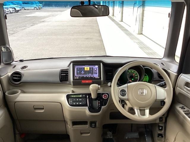 �^�]�Ȃ́A�傫�ȍ��ʂƕ�ݍ��ނ悤�Ȕw�����ꂪ�h���C�o�[�̐g�̑S�̂���������x���܂��B�㎿�ȃV�[�g�f�ނƍ���S�n�̂悢�N�b�V�������̗p���A�����Ԃ̉^�]��R�[�i�[�̑����������K�ł�