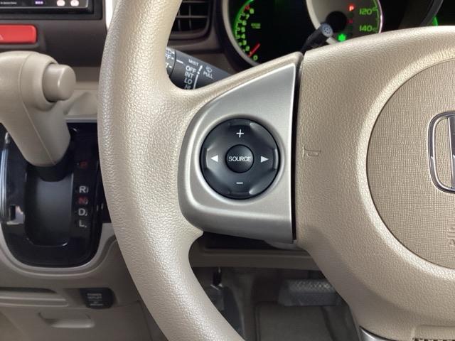 �X�e�A�����O���葤�ɃI�[�f�B�I�֘A�̃R���g���[���X�C�b�`��z�u���Ă��܂��B���쎞�͎�������炷���ƂȂ��^�]�ɏW���ł��܂��B