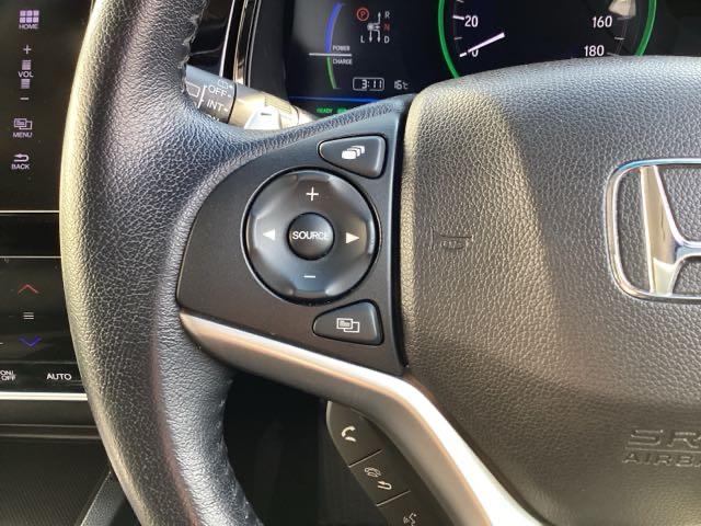 �X�e�A�����O�̍����ɂ́A�I�[�f�B�I�̃X�C�b�`���t���Ă��܂�