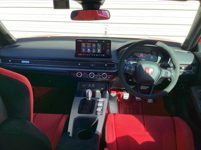 �t�����g�K���X���傫���A���C�h�Ȏ��E�ŉ^�]�����₷���Ȃ�悤�ɐݒ肳��Ă��܂��B