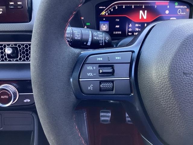 �X�e�A�����O�̍����ɂ́A�I�[�f�B�I�̃X�C�b�`���t���Ă��܂�