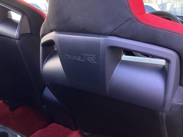 �^�]�ȃV�[�g�̗��Ƀ^�C�v�q�̃��S�������Ă��܂��B