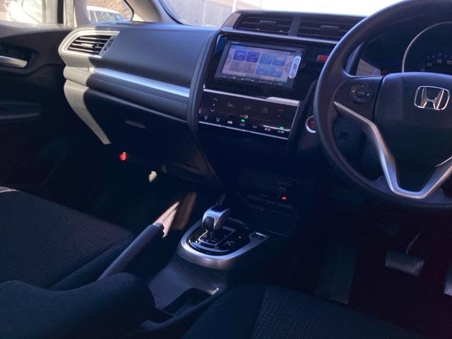 フィットハイブリッド Fパッケージ ETC/純正ナビ/バックモニター 盗難警報装置 記録簿有り AUTOエアコン 助手席エアバック ECON ETC付き リヤカメラ ABS付 DVD視聴 横滑り防止システム キーレスエントリー ワンセグ(3枚目)