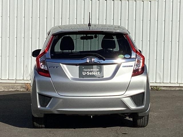フィットハイブリッド Fパッケージ ETC/純正ナビ/バックモニター 盗難警報装置 記録簿有り AUTOエアコン 助手席エアバック ECON ETC付き リヤカメラ ABS付 DVD視聴 横滑り防止システム キーレスエントリー ワンセグ(9枚目)