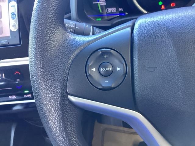 フィットハイブリッド Fパッケージ ETC/純正ナビ/バックモニター 盗難警報装置 記録簿有り AUTOエアコン 助手席エアバック ECON ETC付き リヤカメラ ABS付 DVD視聴 横滑り防止システム キーレスエントリー ワンセグ(13枚目)