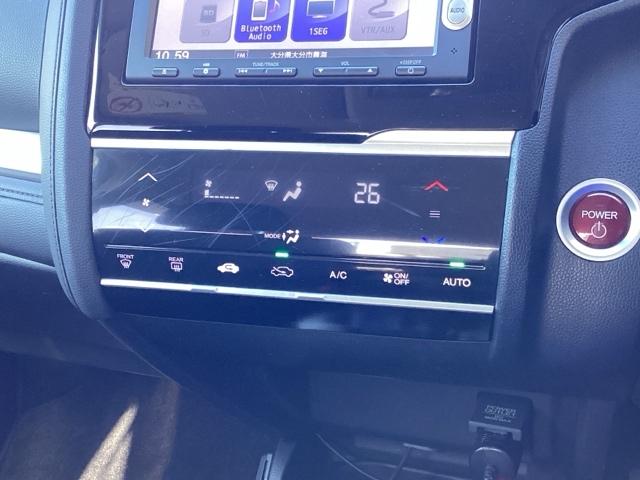 フィットハイブリッド Fパッケージ ETC/純正ナビ/バックモニター 盗難警報装置 記録簿有り AUTOエアコン 助手席エアバック ECON ETC付き リヤカメラ ABS付 DVD視聴 横滑り防止システム キーレスエントリー ワンセグ(14枚目)