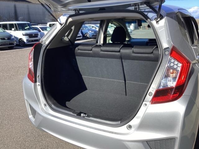 フィットハイブリッド Fパッケージ ETC/純正ナビ/バックモニター 盗難警報装置 記録簿有り AUTOエアコン 助手席エアバック ECON ETC付き リヤカメラ ABS付 DVD視聴 横滑り防止システム キーレスエントリー ワンセグ(17枚目)