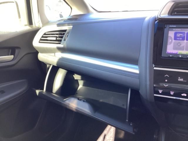 フィットハイブリッド Fパッケージ ETC/純正ナビ/バックモニター 盗難警報装置 記録簿有り AUTOエアコン 助手席エアバック ECON ETC付き リヤカメラ ABS付 DVD視聴 横滑り防止システム キーレスエントリー ワンセグ(25枚目)