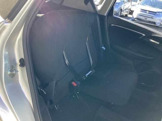 フィットハイブリッド Fパッケージ ETC/純正ナビ/バックモニター 盗難警報装置 記録簿有り AUTOエアコン 助手席エアバック ECON ETC付き リヤカメラ ABS付 DVD視聴 横滑り防止システム キーレスエントリー ワンセグ(34枚目)