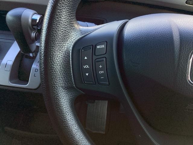 �X�e�A�����O�̍����ɂ́A�I�[�f�B�I�̃X�C�b�`���t���Ă��܂�