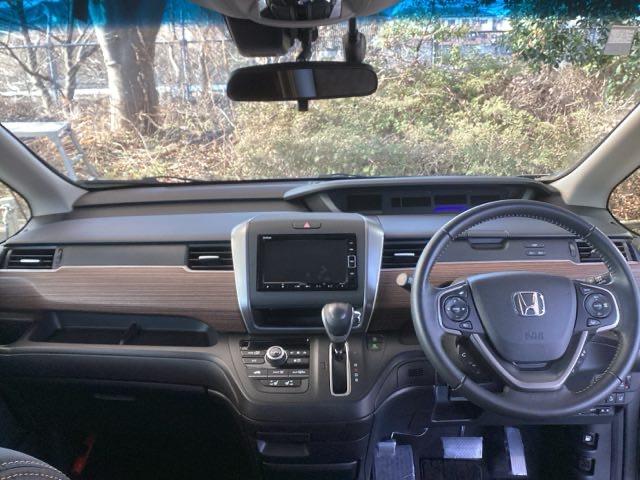 �t�����g�K���X���傫���A���C�h�Ȏ��E�ŉ^�]�����₷���Ȃ�悤�ɁA�݌v����Ă��܂��B