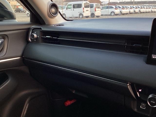 ヴェゼル ｅ：ＨＥＶＺ　ブラインドスポットインフォメーション／後退出庫サポート／ハンズフリーアクセスパワーテールゲート（予約クローズ機能付　地上デジタル　ＵＳＢ入力　シートＨ　サイドエアＢ　サイドカメラ　パークセンサー（28枚目）