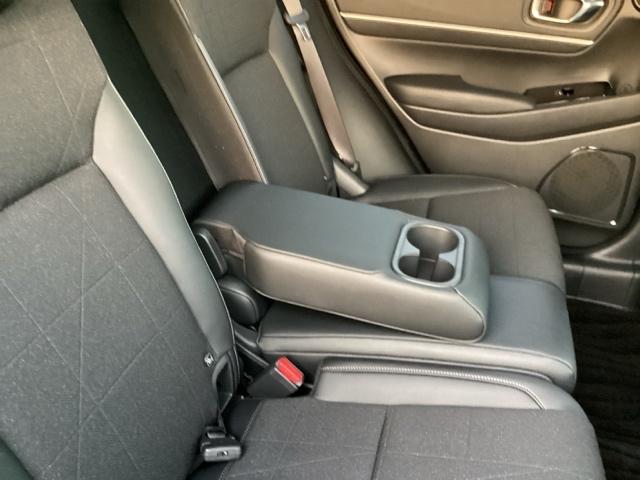 ヴェゼル ｅ：ＨＥＶＺ　ブラインドスポットインフォメーション／後退出庫サポート／ハンズフリーアクセスパワーテールゲート（予約クローズ機能付　地上デジタル　ＵＳＢ入力　シートＨ　サイドエアＢ　サイドカメラ　パークセンサー（47枚目）