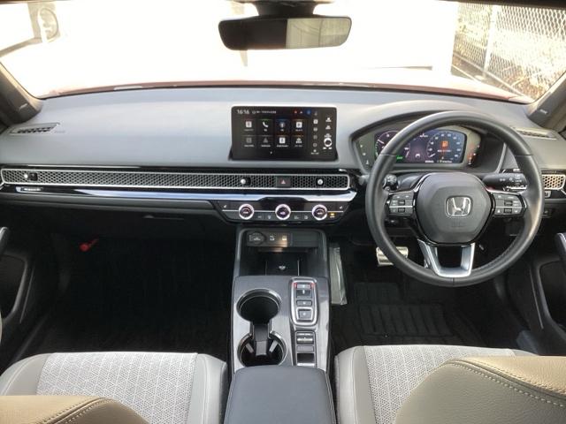 �^�]�Ȃ́A�傫�ȍ��ʂƕ�ݍ��ނ悤�Ȕw�����ꂪ�h���C�o�[�̐g�̑S�̂���������x���܂��B�㎿�ȃV�[�g�f�ނƍ���S�n�̂悢�N�b�V�������̗p���A�����Ԃ̉^�]��R�[�i�[�̑����������K�ł�