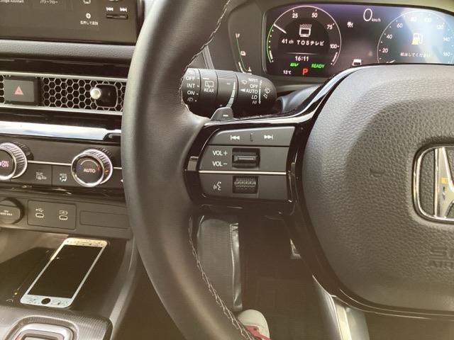 �X�e�A�����O���葤�ɃI�[�f�B�I�֘A�̃R���g���[���X�C�b�`��z�u���Ă��܂��B���쎞�͎�������炷���ƂȂ��^�]�ɏW���ł��܂��B