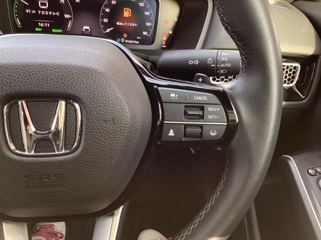 �X�e�A�����O�E�葤�Ɉ��S�^�]�x���@�\�̃z���_�Z���V���O���R���g���[������X�C�b�`�A���葤�ɃI�[�f�B�I�֘A�̃R���g���[���X�C�b�`��z�u�A��������炷���ƂȂ��^�]�ɏW���ł��܂�