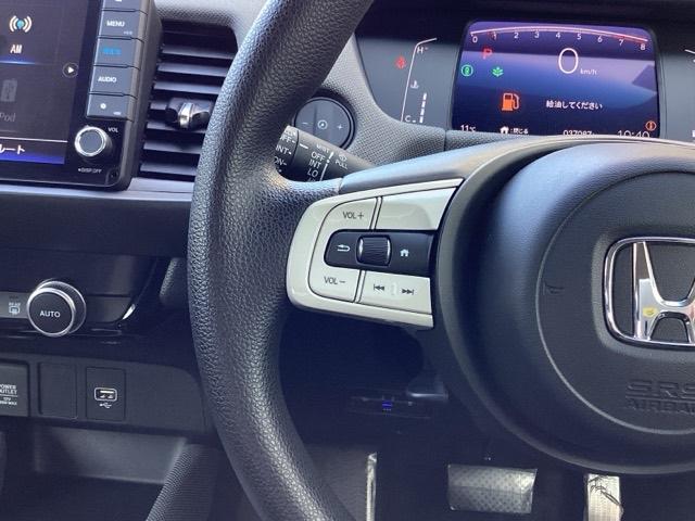 �X�e�A�����O�̍����ɂ́A�I�[�f�B�I�̃X�C�b�`���t���Ă��܂�