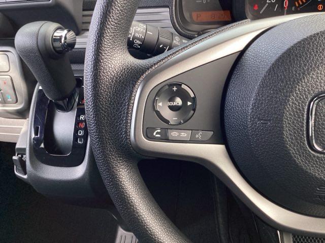 �X�e�A�����O�̍����ɂ́A�I�[�f�B�I�̃X�C�b�`���t���Ă��܂�