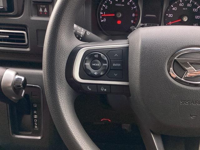 �X�e�A�����O�̍����ɂ́A�I�[�f�B�I�̃X�C�b�`���t���Ă��܂�