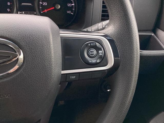 �X�e�A�����O�̉E���ɂ́A�N���[�Y�R���g���[���̃X�C�b�`���t���Ă��܂�