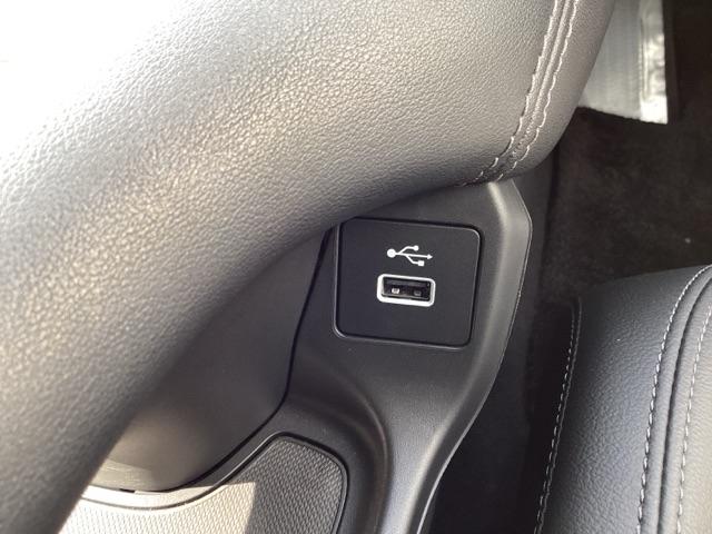 �t�r�a���͒[�q�t���Ă��܂��B�t�r�a��������ڑ����ĉ��y�t�@�C���A�摜�t�@�C���A����t�@�C���Ȃǂ��i�r��ʂŊy���߂܂��@���ꕔ�̃f�B�X�v���C�I�[�f�B�I�A�b�c�`���[�i�[�̏ꍇ�͉��y�t�@�C���݂̂ƂȂ�܂�