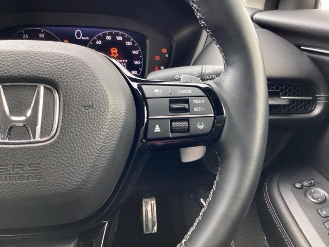 �X�e�A�����O�E�葤�Ɉ��S�^�]�x���@�\�̃z���_�Z���V���O���R���g���[������X�C�b�`�A���葤�ɃI�[�f�B�I�֘A�̃R���g���[���X�C�b�`��z�u�A��������炷���ƂȂ��^�]�ɏW���ł��܂�