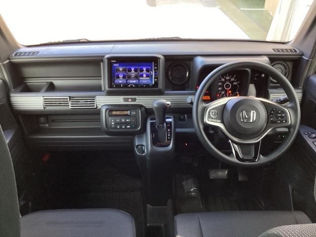 �^�]�Ȃ́A�傫�ȍ��ʂƕ�ݍ��ނ悤�Ȕw�����ꂪ�h���C�o�[�̐g�̑S�̂���������x���܂��B�㎿�ȃV�[�g�f�ނƍ���S�n�̂悢�N�b�V�������̗p���A�����Ԃ̉^�]��R�[�i�[�̑����������K�ł�