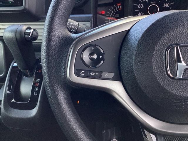 �X�e�A�����O���葤�ɃI�[�f�B�I�֘A�̃R���g���[���X�C�b�`��z�u���Ă��܂��B���쎞�͎�������炷���ƂȂ��^�]�ɏW���ł��܂��B