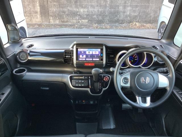 Ｎ－ＢＯＸカスタム ＧＳＳブラックスタイルパッケージ　ＥＴＣ／純正ナビ／バックモニター　リアカメラ　スマートキー　シートヒータ　フルセグＴＶ　ＡＢＳ　横滑り防止機能　ナビＴＶ　キーフリー　ベンチシート　パワステ　カーテンエアバック　セキュリティー　ＰＷ（2枚目）