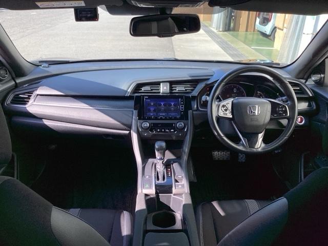 シビック ハッチバック　革コンビシート（プライムスムースＸファブリック）／運転席８Ｗａｙ／助手席４Ｗａｙパワーシート　サイドエアバッグ　キーレス　横滑防止装置　ＡＢＳ　クルコン　地デジ　イモビライザー　Ｒカメラ　ナビＴＶ（2枚目）