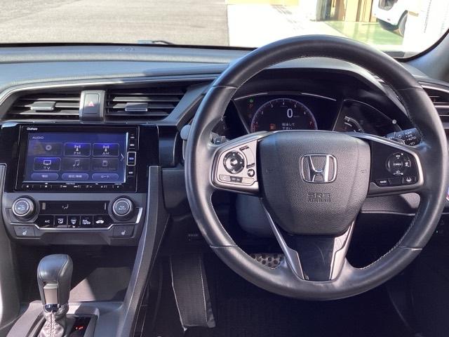 シビック ハッチバック　革コンビシート（プライムスムースＸファブリック）／運転席８Ｗａｙ／助手席４Ｗａｙパワーシート　サイドエアバッグ　キーレス　横滑防止装置　ＡＢＳ　クルコン　地デジ　イモビライザー　Ｒカメラ　ナビＴＶ（3枚目）