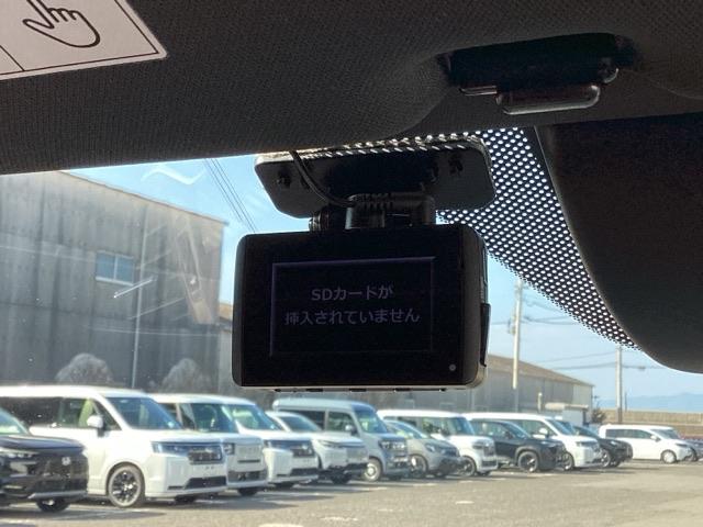 シビック ハッチバック　革コンビシート（プライムスムースＸファブリック）／運転席８Ｗａｙ／助手席４Ｗａｙパワーシート　サイドエアバッグ　キーレス　横滑防止装置　ＡＢＳ　クルコン　地デジ　イモビライザー　Ｒカメラ　ナビＴＶ（13枚目）