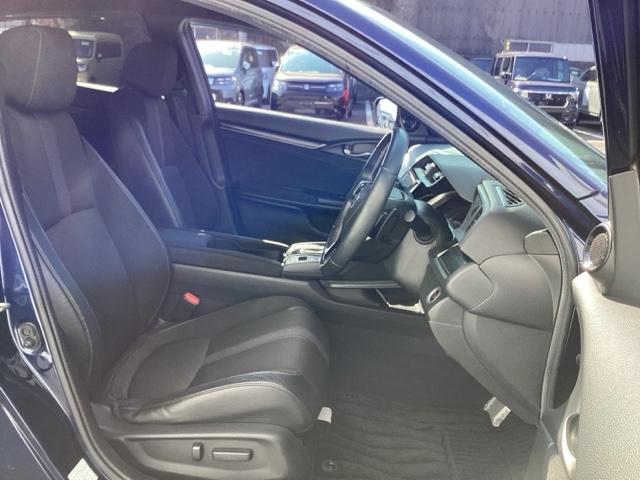 シビック ハッチバック　革コンビシート（プライムスムースＸファブリック）／運転席８Ｗａｙ／助手席４Ｗａｙパワーシート　サイドエアバッグ　キーレス　横滑防止装置　ＡＢＳ　クルコン　地デジ　イモビライザー　Ｒカメラ　ナビＴＶ（16枚目）