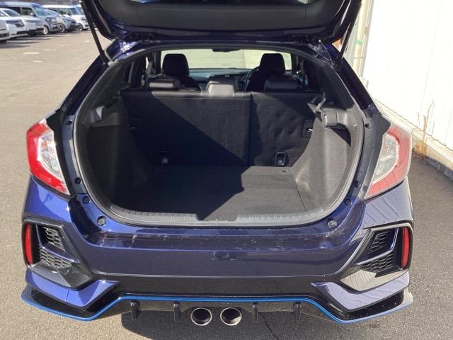 シビック ハッチバック　革コンビシート（プライムスムースＸファブリック）／運転席８Ｗａｙ／助手席４Ｗａｙパワーシート　サイドエアバッグ　キーレス　横滑防止装置　ＡＢＳ　クルコン　地デジ　イモビライザー　Ｒカメラ　ナビＴＶ（18枚目）