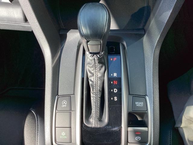 シビック ハッチバック　革コンビシート（プライムスムースＸファブリック）／運転席８Ｗａｙ／助手席４Ｗａｙパワーシート　サイドエアバッグ　キーレス　横滑防止装置　ＡＢＳ　クルコン　地デジ　イモビライザー　Ｒカメラ　ナビＴＶ（22枚目）