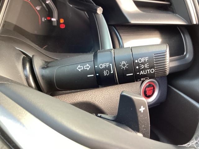 シビック ハッチバック　革コンビシート（プライムスムースＸファブリック）／運転席８Ｗａｙ／助手席４Ｗａｙパワーシート　サイドエアバッグ　キーレス　横滑防止装置　ＡＢＳ　クルコン　地デジ　イモビライザー　Ｒカメラ　ナビＴＶ（28枚目）