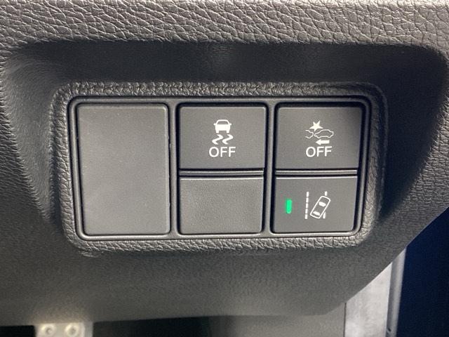 シビック ハッチバック　革コンビシート（プライムスムースＸファブリック）／運転席８Ｗａｙ／助手席４Ｗａｙパワーシート　サイドエアバッグ　キーレス　横滑防止装置　ＡＢＳ　クルコン　地デジ　イモビライザー　Ｒカメラ　ナビＴＶ（30枚目）