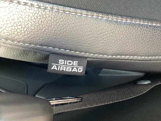 シビック ハッチバック　革コンビシート（プライムスムースＸファブリック）／運転席８Ｗａｙ／助手席４Ｗａｙパワーシート　サイドエアバッグ　キーレス　横滑防止装置　ＡＢＳ　クルコン　地デジ　イモビライザー　Ｒカメラ　ナビＴＶ（32枚目）