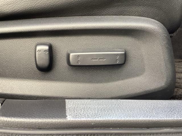 シビック ハッチバック　革コンビシート（プライムスムースＸファブリック）／運転席８Ｗａｙ／助手席４Ｗａｙパワーシート　サイドエアバッグ　キーレス　横滑防止装置　ＡＢＳ　クルコン　地デジ　イモビライザー　Ｒカメラ　ナビＴＶ（35枚目）