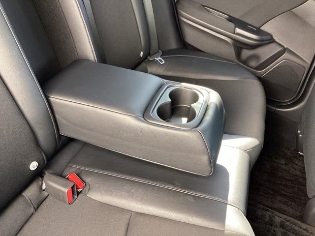 シビック ハッチバック　革コンビシート（プライムスムースＸファブリック）／運転席８Ｗａｙ／助手席４Ｗａｙパワーシート　サイドエアバッグ　キーレス　横滑防止装置　ＡＢＳ　クルコン　地デジ　イモビライザー　Ｒカメラ　ナビＴＶ（36枚目）