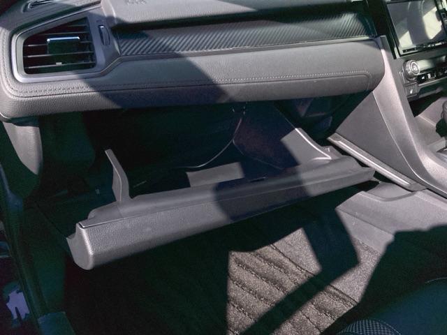 シビック ハッチバック　革コンビシート（プライムスムースＸファブリック）／運転席８Ｗａｙ／助手席４Ｗａｙパワーシート　サイドエアバッグ　キーレス　横滑防止装置　ＡＢＳ　クルコン　地デジ　イモビライザー　Ｒカメラ　ナビＴＶ（40枚目）